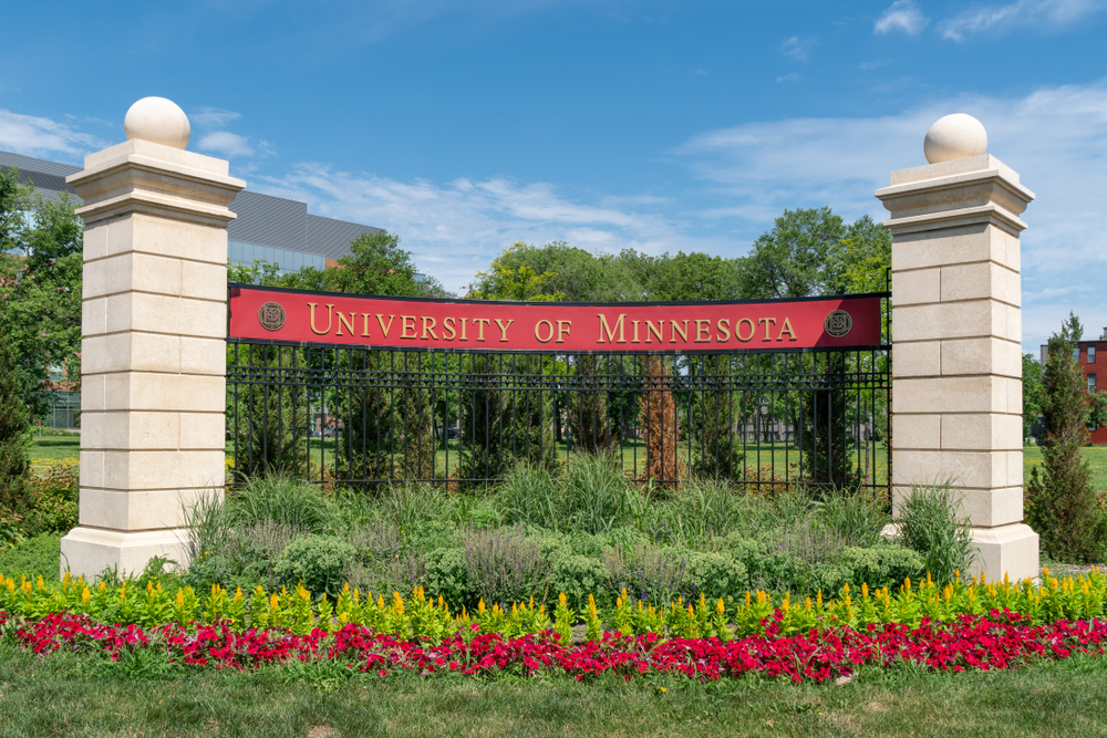 Minneapolis,,Mn/usa, ,June,30,,2018:,Entrance,Sign,And,Garden