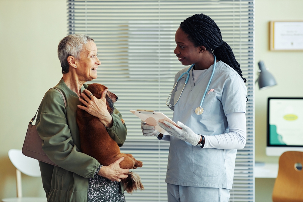 Side,View,Portrait,Of,Smiling,Female,Veterinarian,Consulting,Senior,Woman