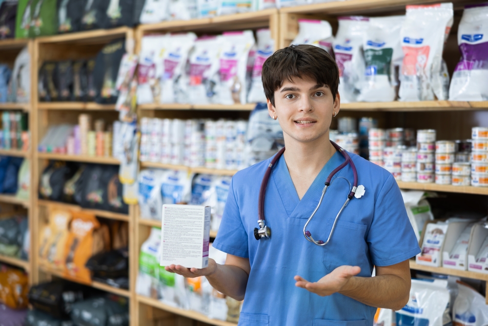 Experienced,Veterinarian,Young,Man,Is,Standing,In,Pet,Store,With