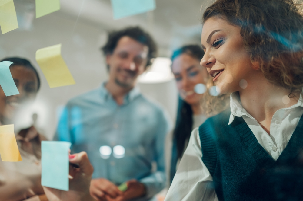 Creative,Businesspeople,Are,Using,Colorful,Sticky,Notes,On,A,Glass